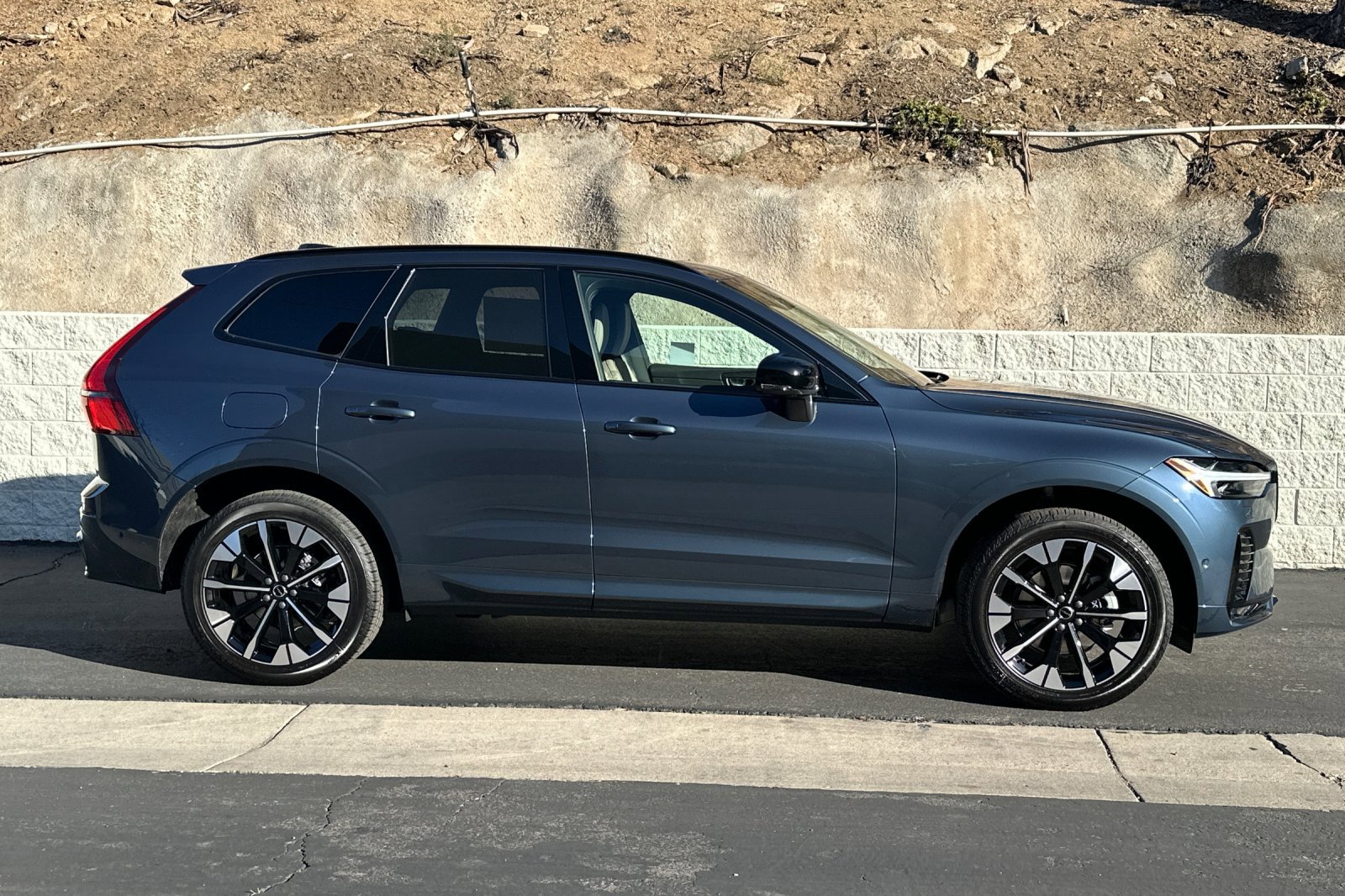 New 2026 Volvo XC60 B5 Plus w/ Climate Package image 4