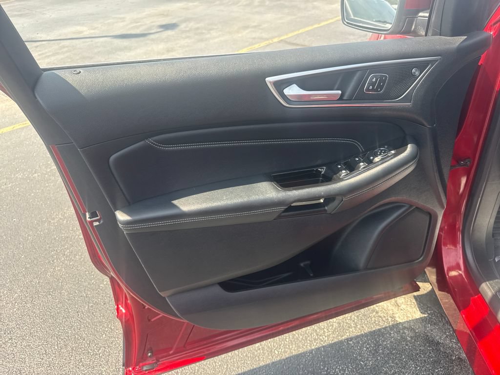 Used 2019 Ford Edge Titanium w/ Equipment Group 301A AWD/4WD image 17
