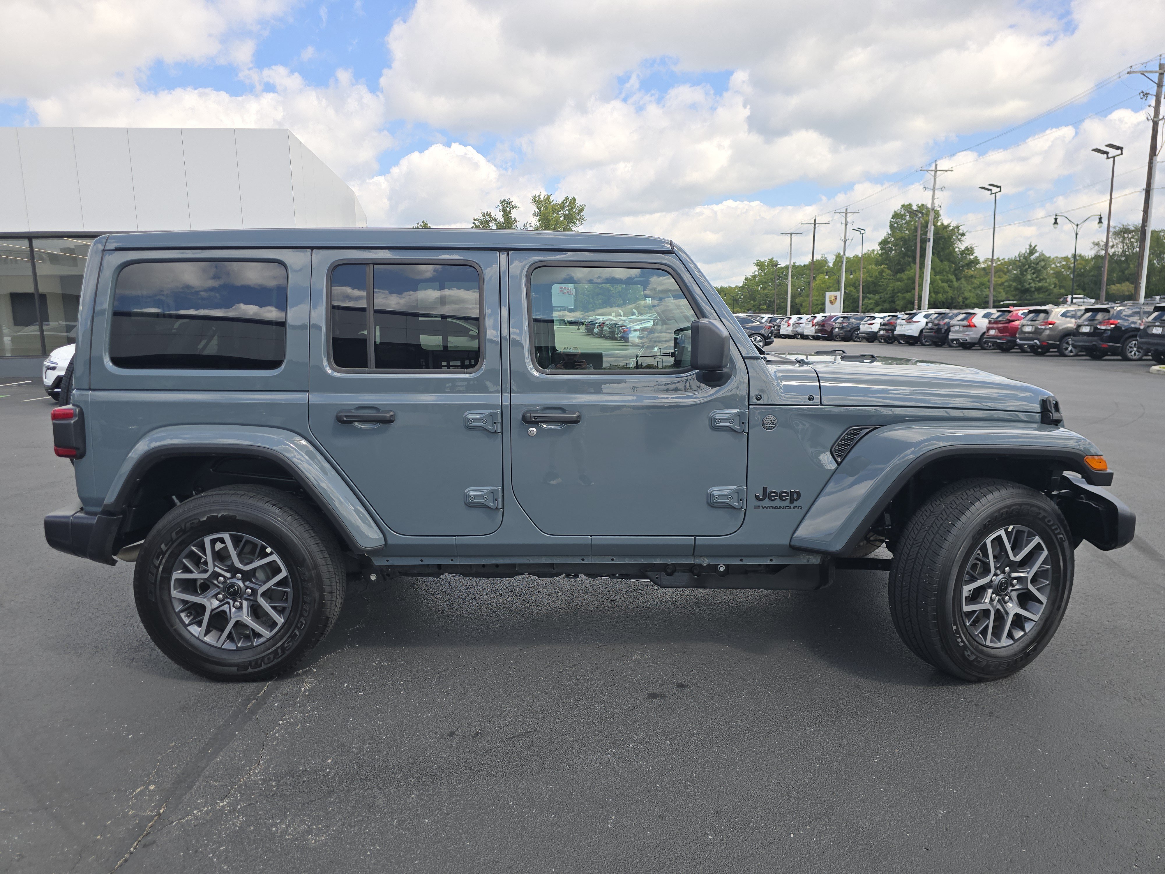 Used 2026 Jeep Wrangler Unlimited Sahara AWD/4WD image 8