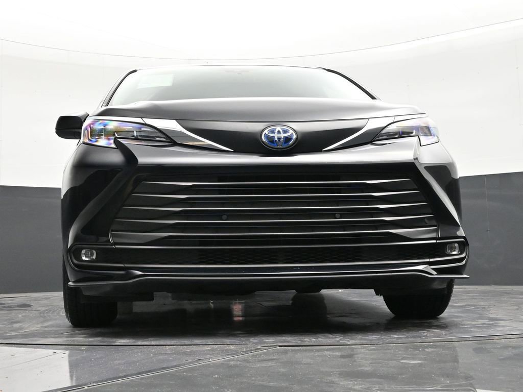 Used 2025 Toyota Sienna XLE w/ XLE Plus Package image 28