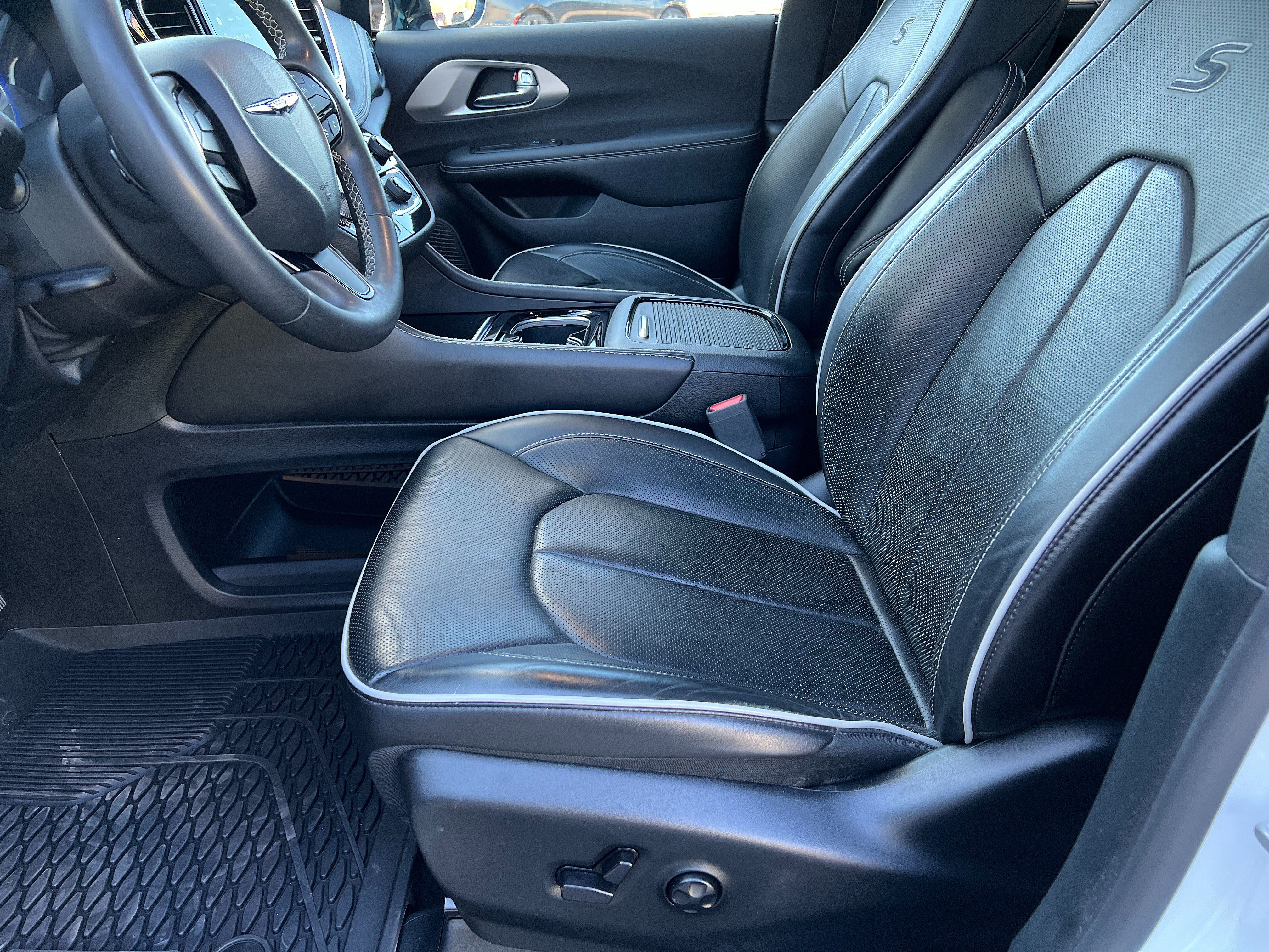 Used 2024 Chrysler Pacifica Limited w/ Uconnect Theater Family Group AWD/4WD image 11