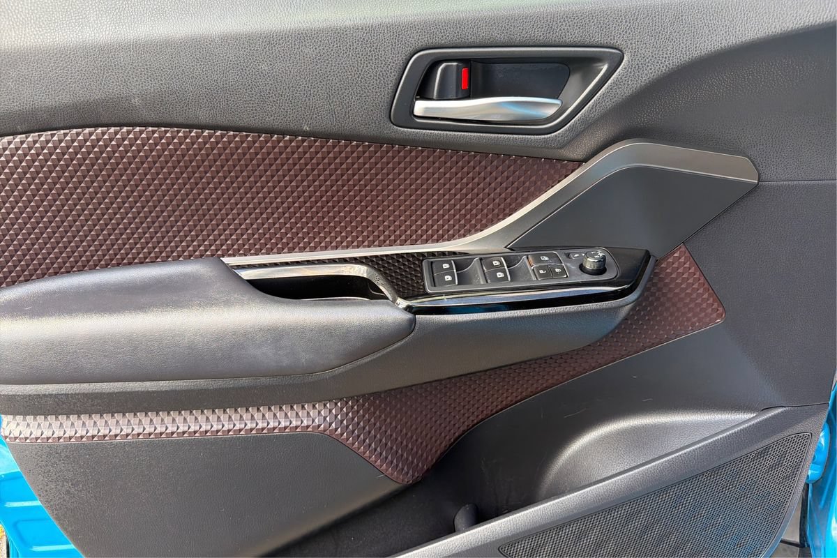 Used 2019 Toyota C-HR Limited FWD image 19