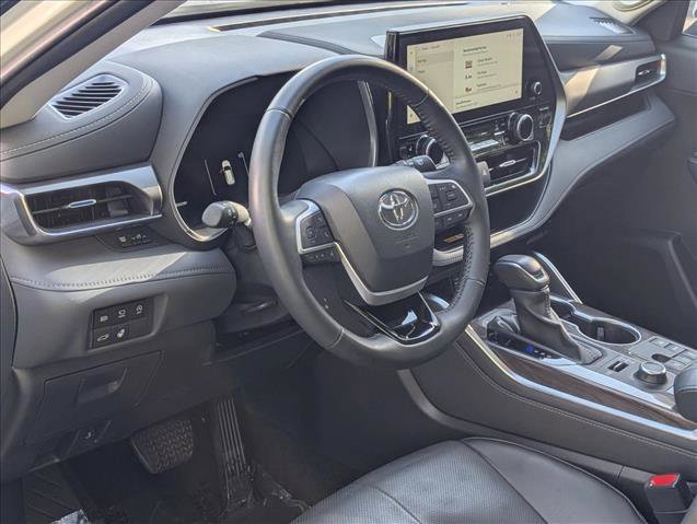 Used 2024 Toyota Highlander Limited AWD/4WD image 11