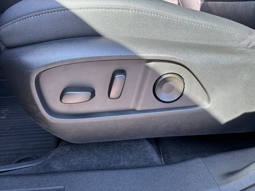 Used 2025 Chevrolet Equinox LT w/ Convenience Package II image 16