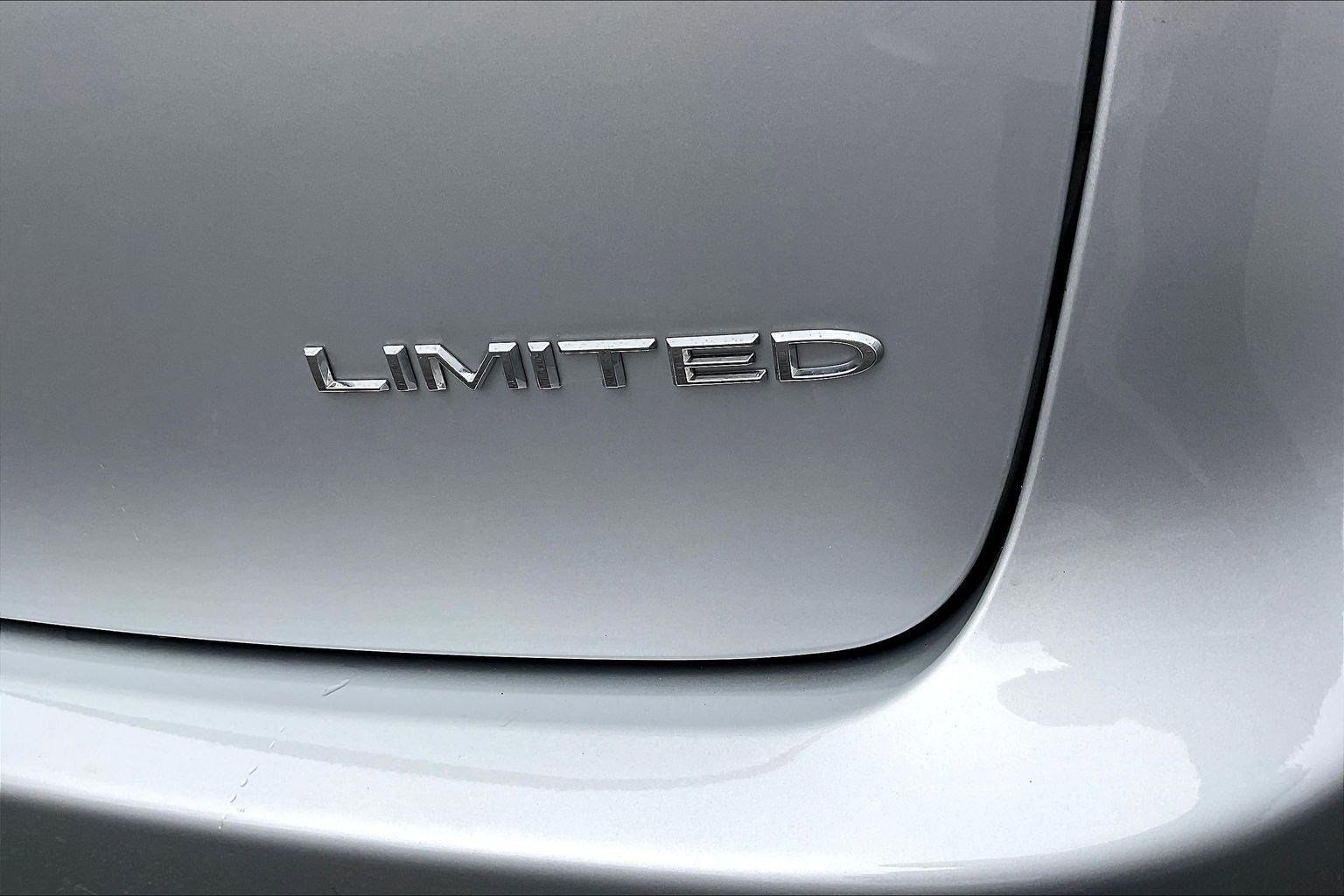 Used 2024 Chrysler Pacifica Limited image 30