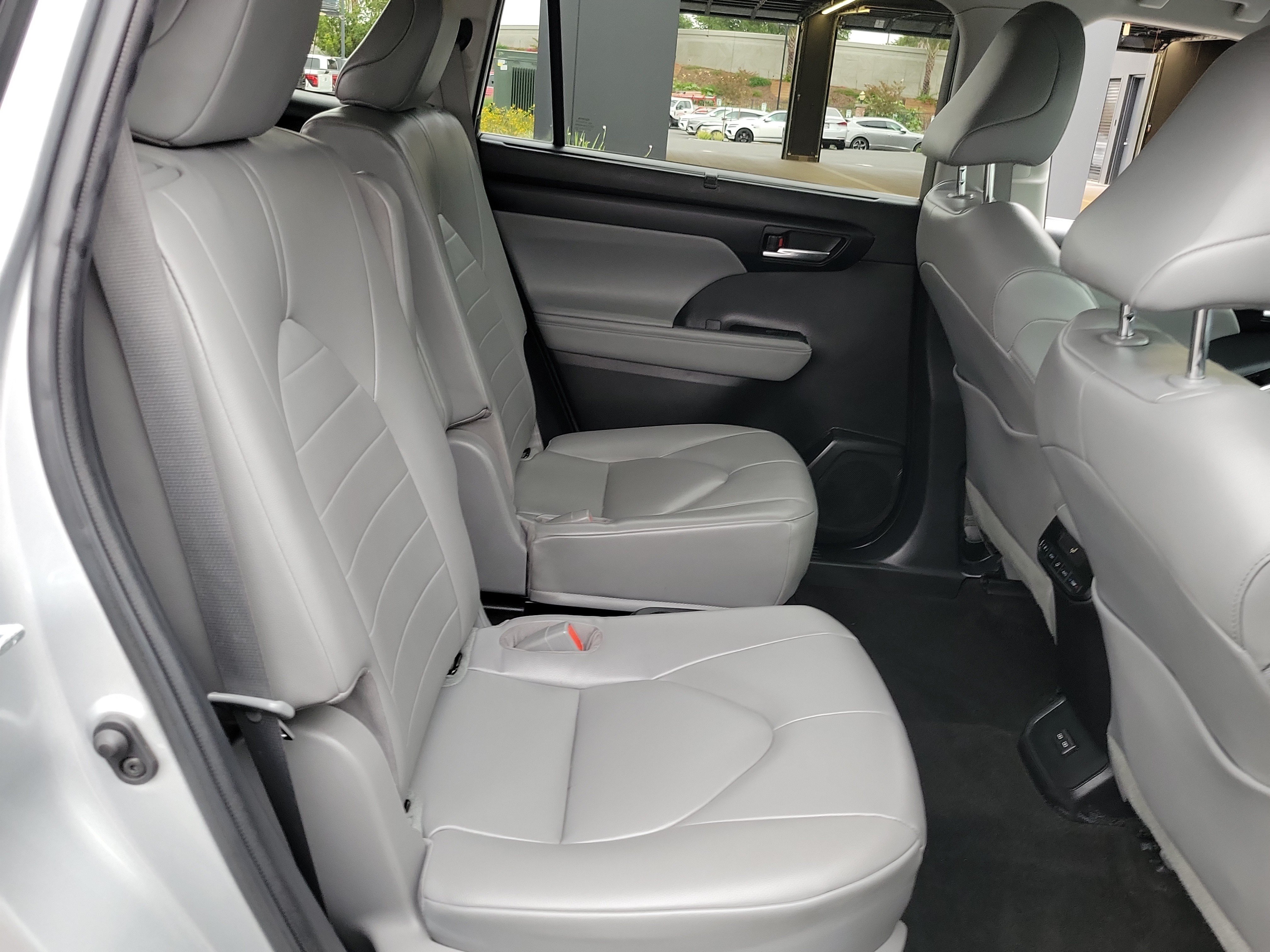 Used 2023 Toyota Highlander XLE FWD image 23