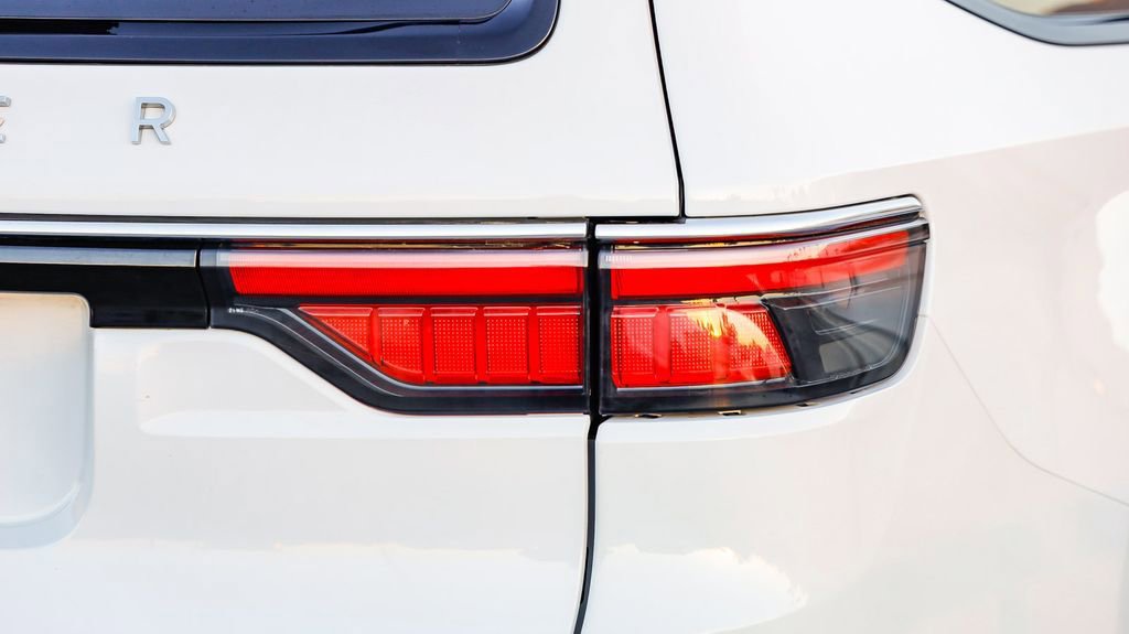 Certified 2024 Jeep Wagoneer Series II w/ Flexible Seating Group image 20