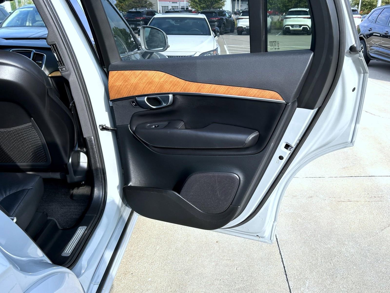 Used 2024 Volvo XC90 B6 Plus image 17