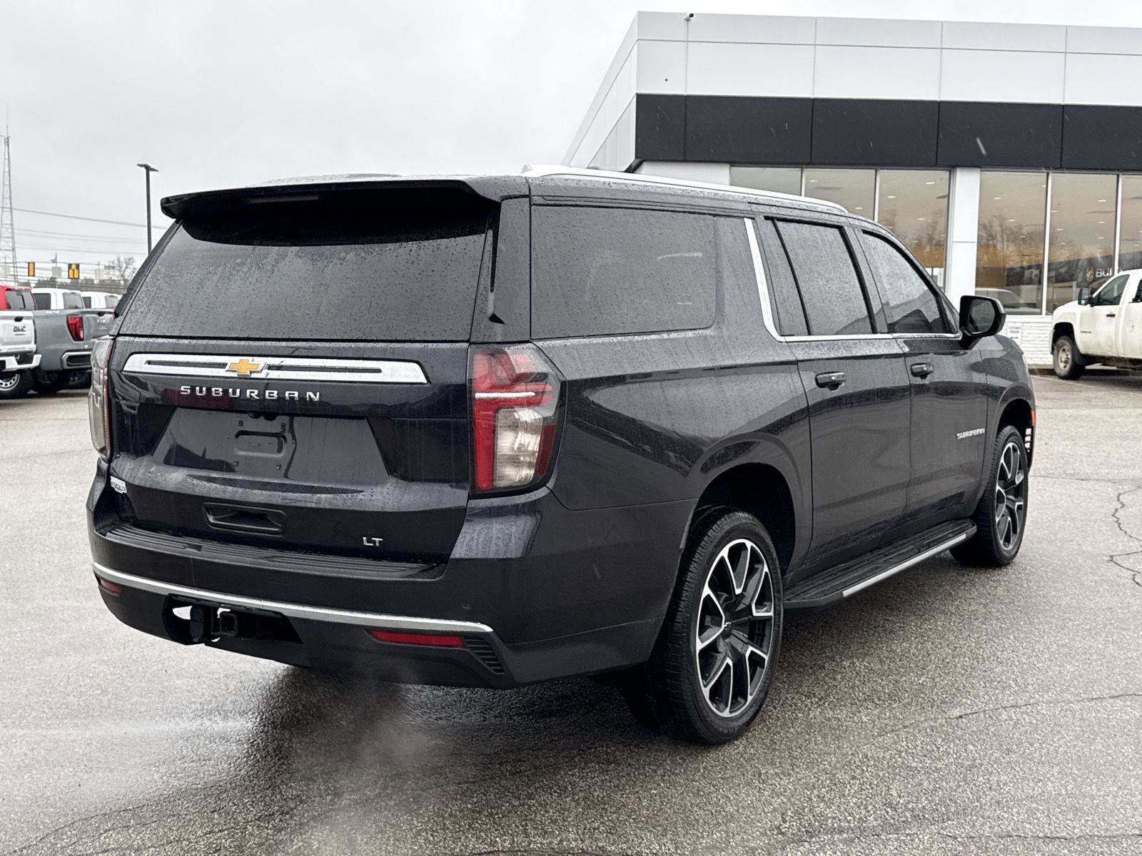 Used 2023 Chevrolet Suburban LT image 5
