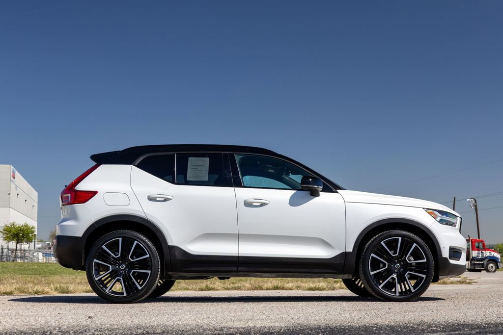 Used 2022 Volvo XC40 T5 R-Design image 9