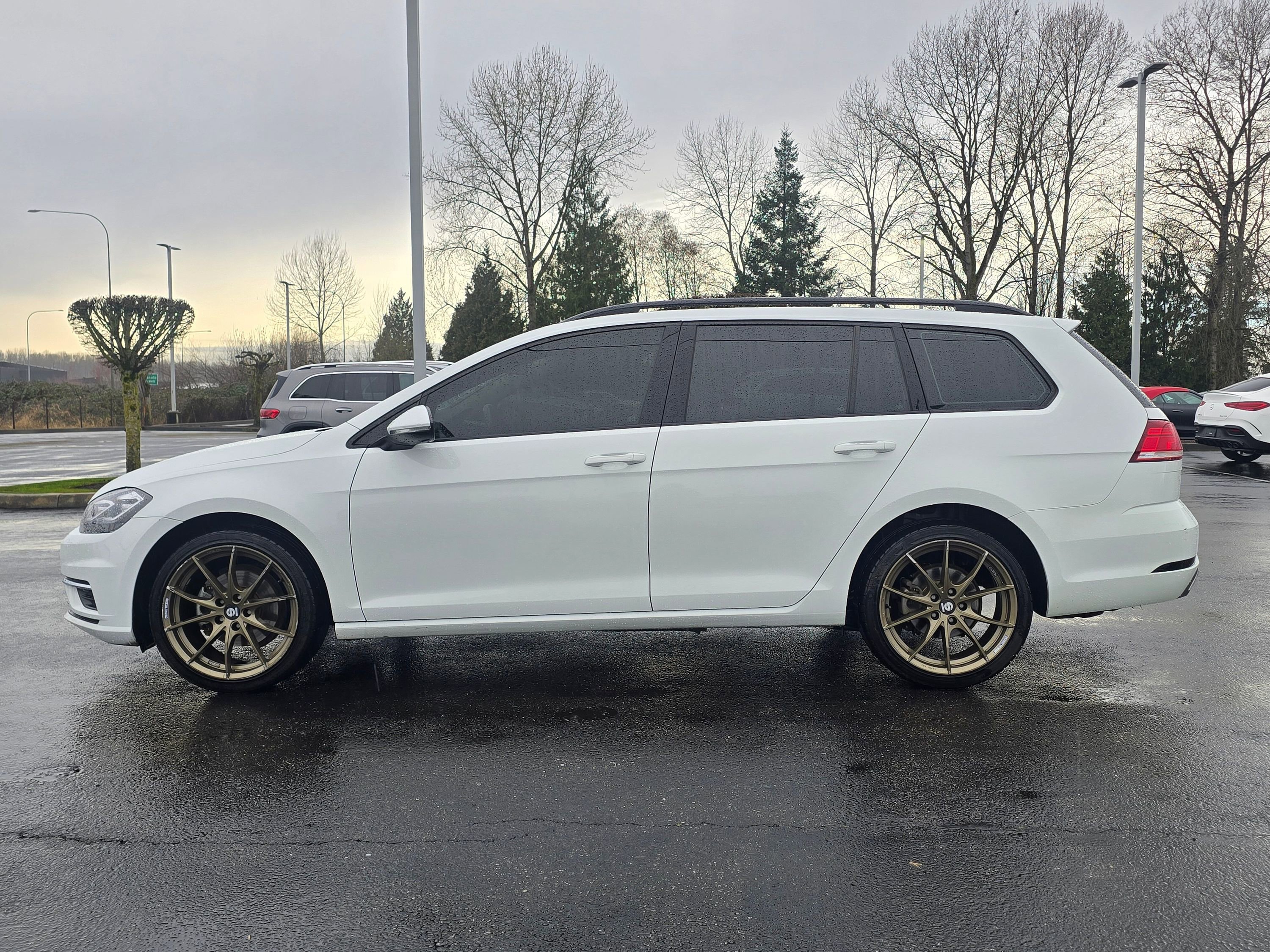 Used 2018 Volkswagen Golf SE image 3