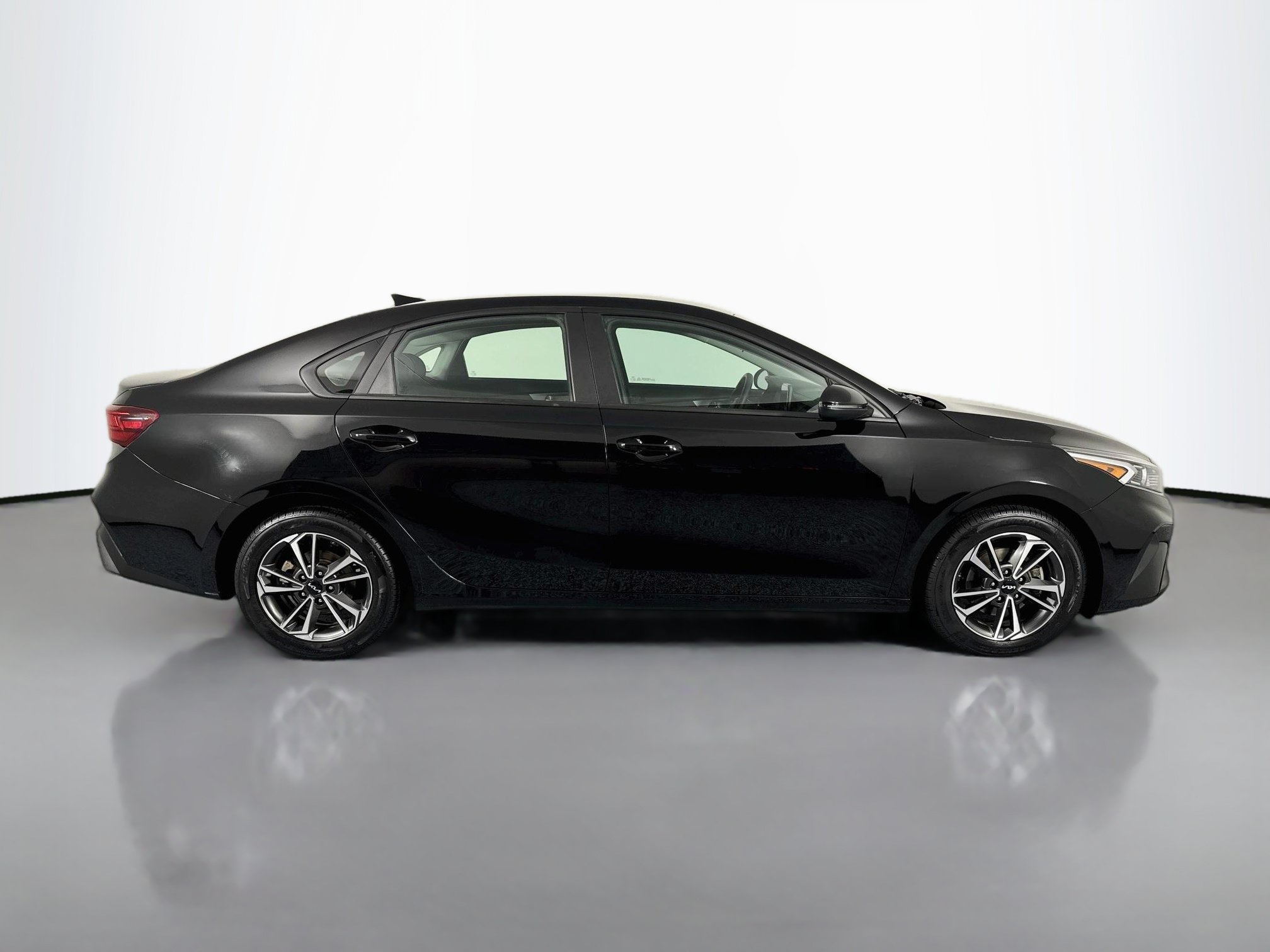 Used 2023 Kia Forte LXS w/ LXS Technology Package FWD image 4