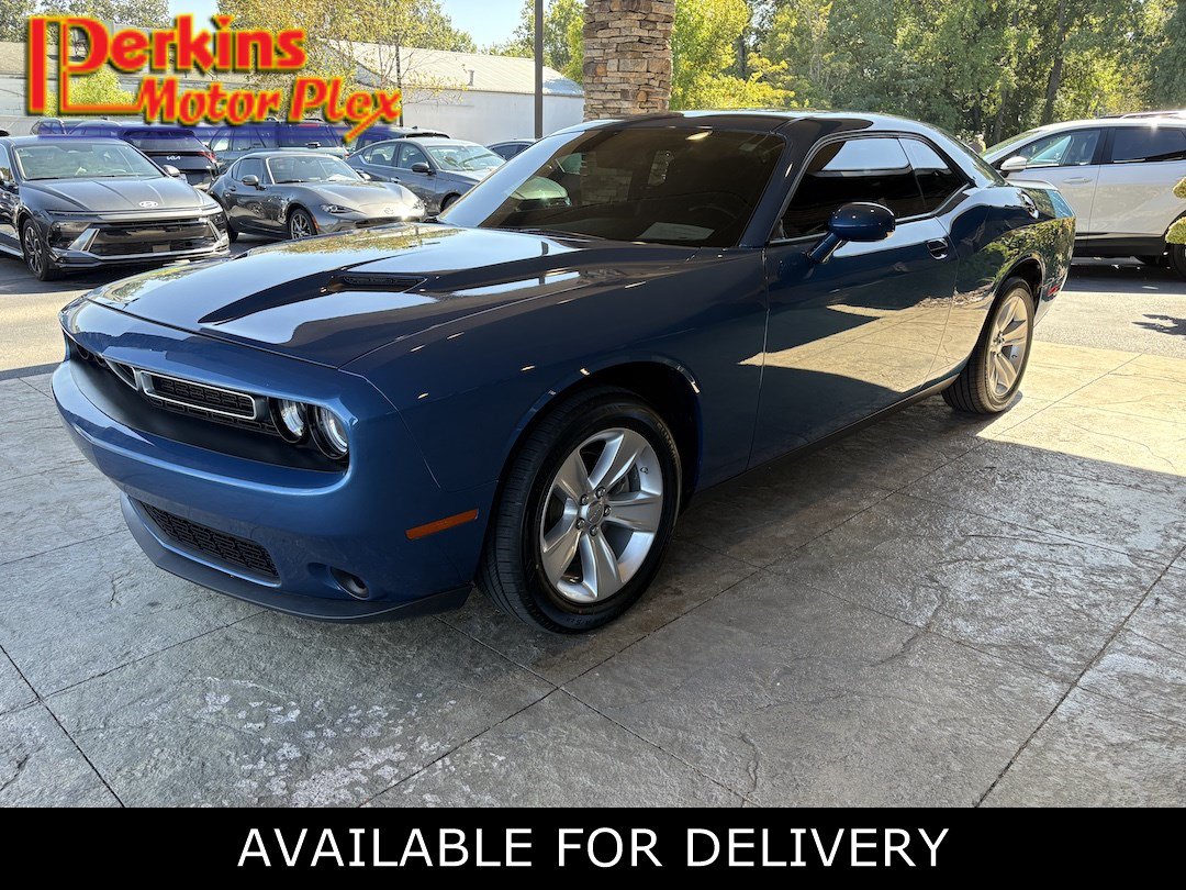 Used 2023 Dodge Challenger SXT RWD image 1