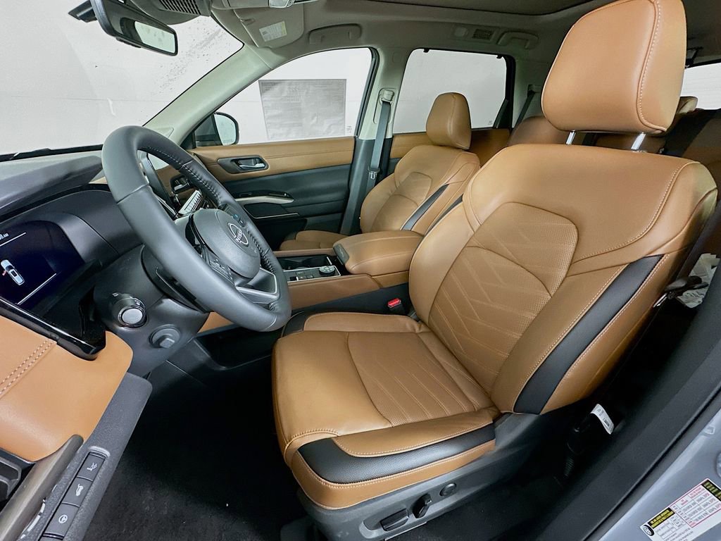 New 2025 Nissan Pathfinder Platinum w/ Black Appearance Package image 29