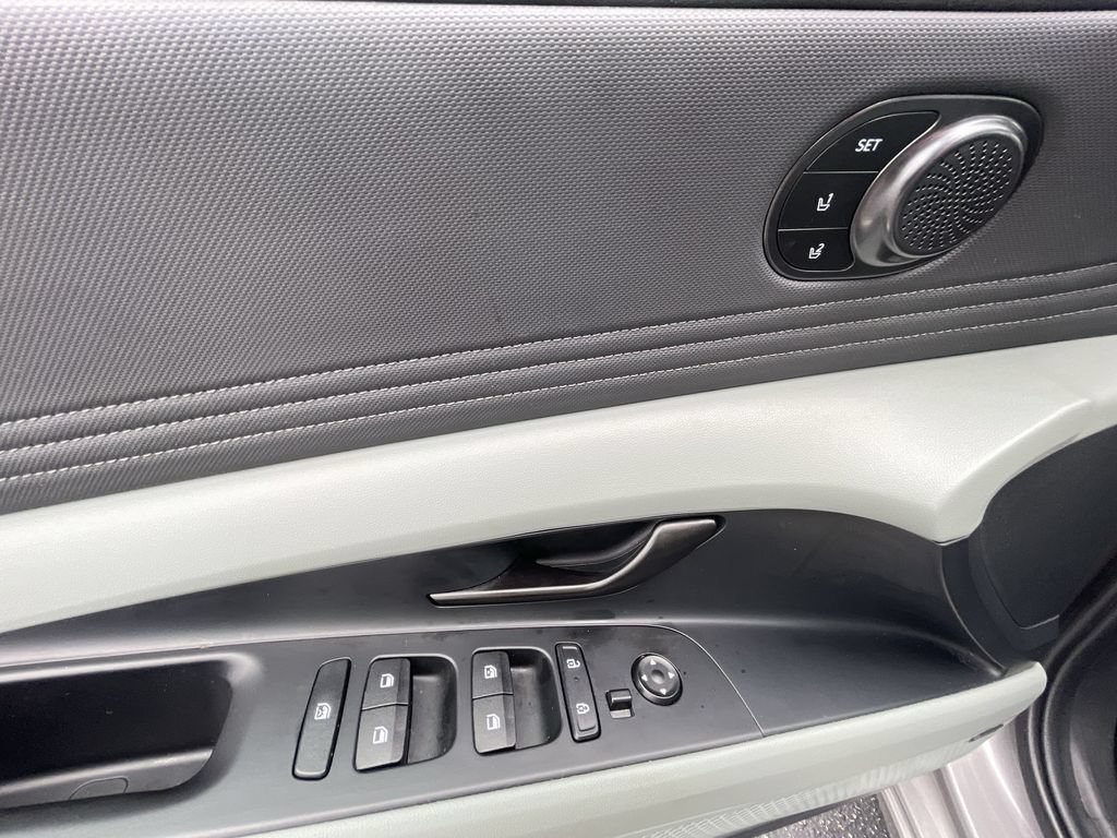 Used 2024 Hyundai Elantra Limited FWD image 23