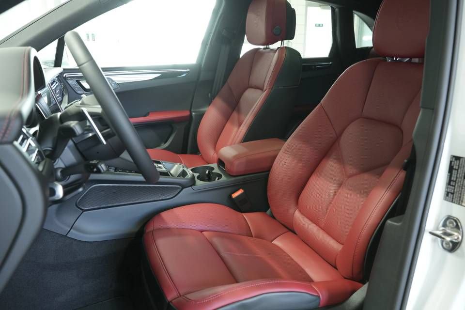 Certified 2025 Porsche Macan AWD/4WD image 5