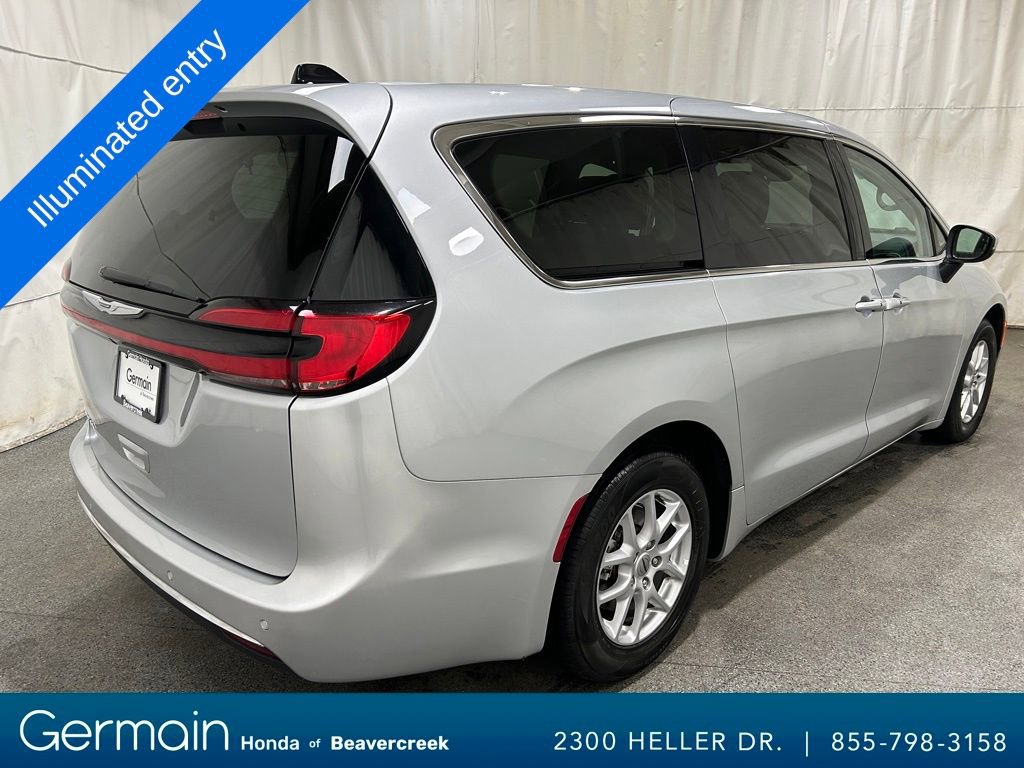 Used 2023 Chrysler Pacifica Touring-L image 9