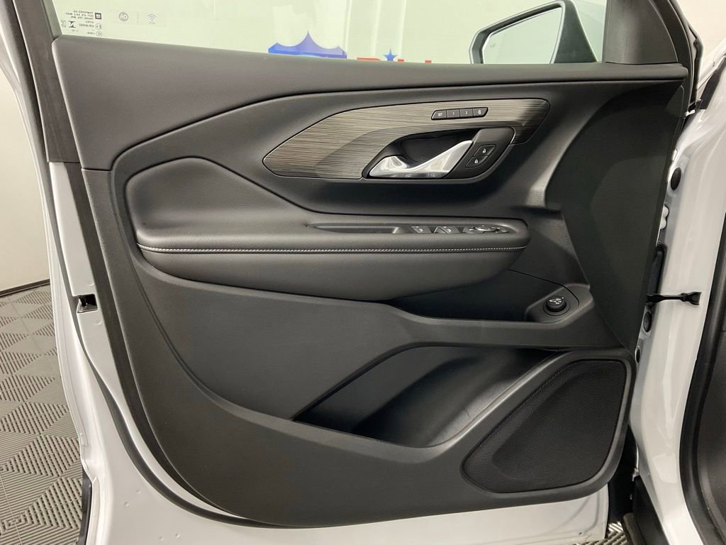 Used 2023 GMC Terrain SLT w/ Tech Package FWD image 12