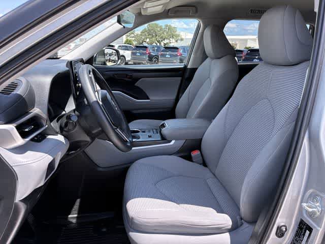 Used 2022 Toyota Highlander L FWD image 17