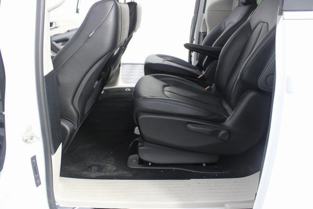Used 2024 Chrysler Pacifica Select image 17