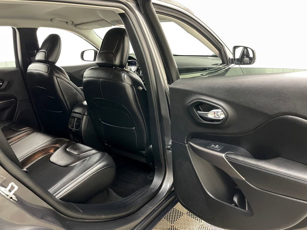 Used 2019 Jeep Cherokee Latitude Plus AWD/4WD image 39