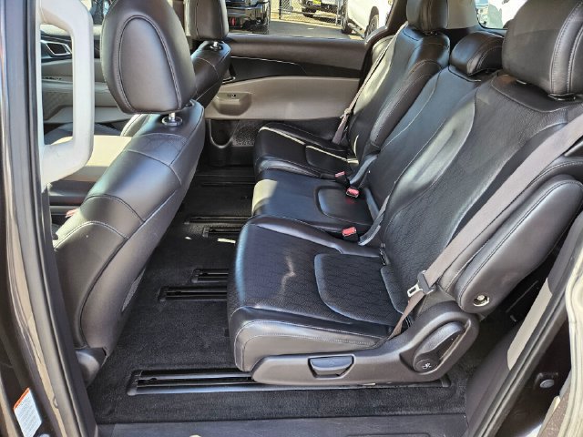 Used 2025 Kia Carnival FWD image 16