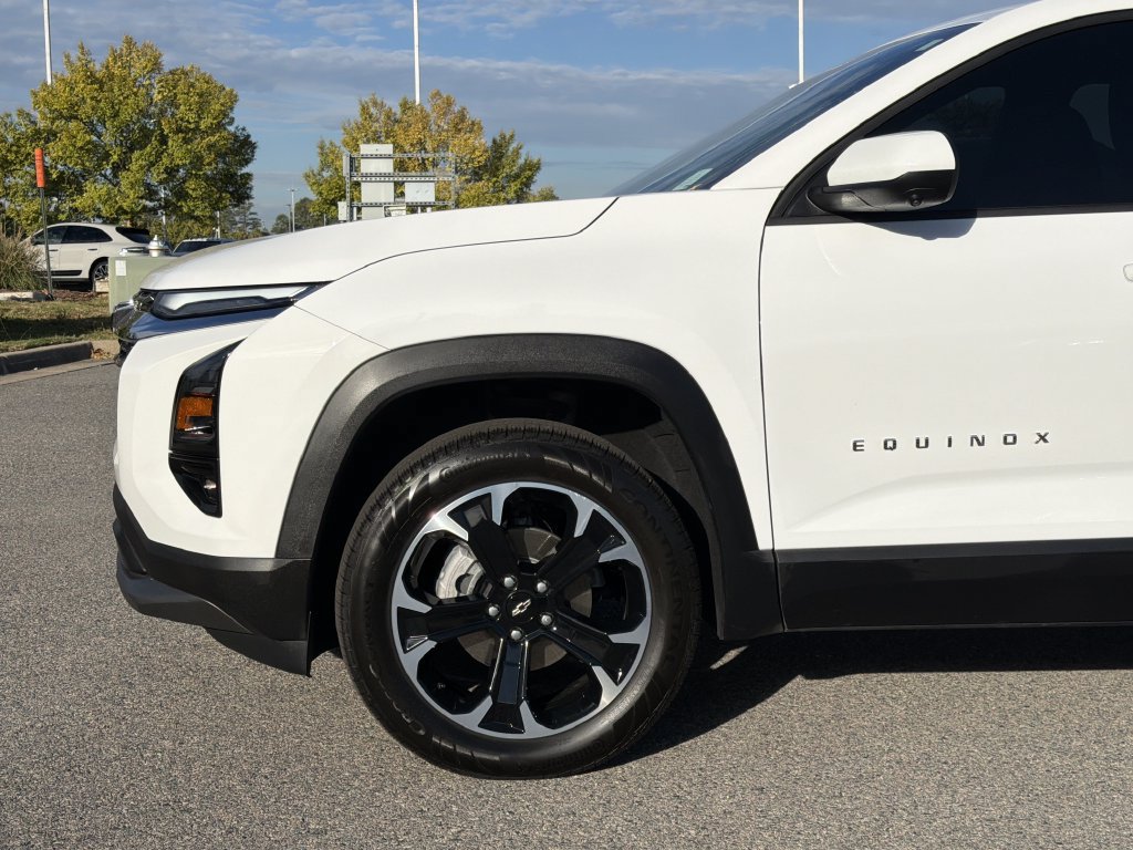 Used 2026 Chevrolet Equinox LT w/ Convenience Package II FWD image 9