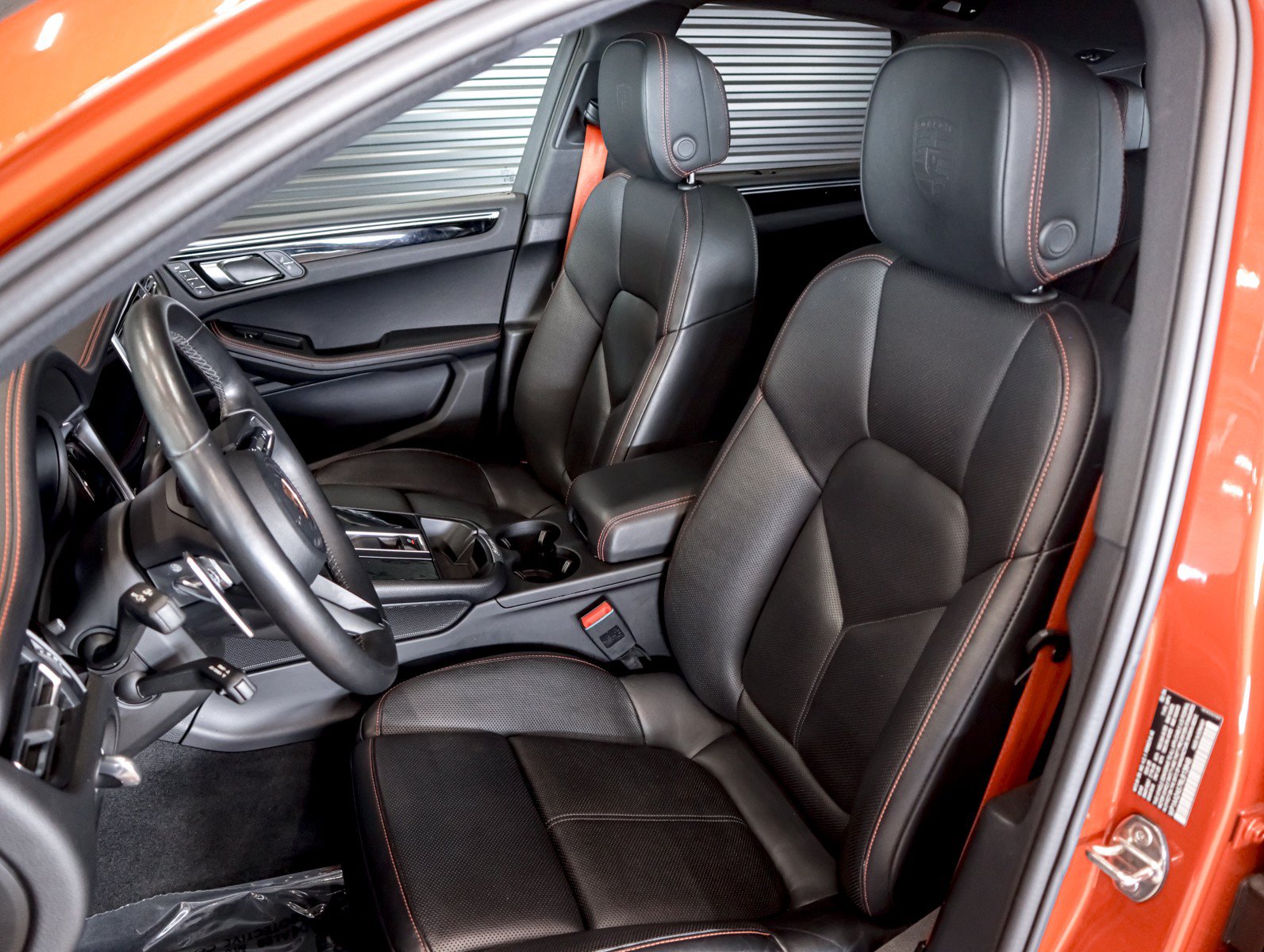 Certified 2024 Porsche Macan AWD/4WD image 5