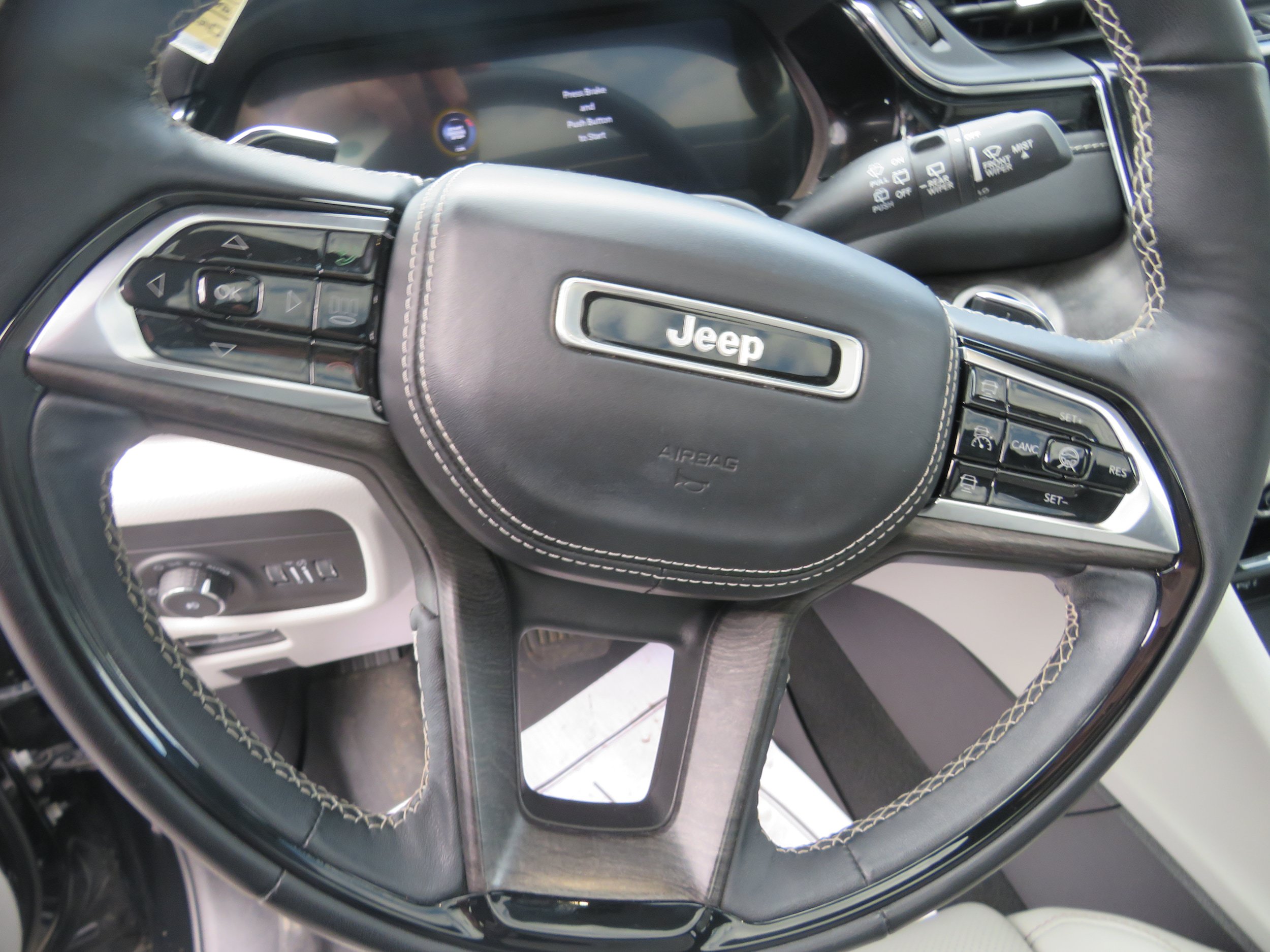 Used 2023 Jeep Grand Cherokee Overland w/ Adv Protech Group III AWD/4WD image 15