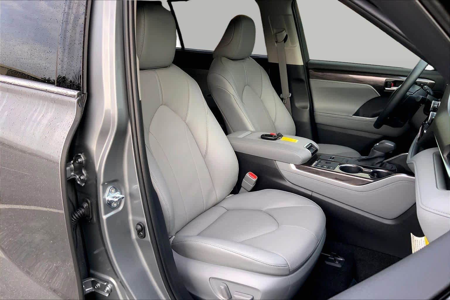 Used 2026 Toyota Highlander Limited AWD/4WD image 9