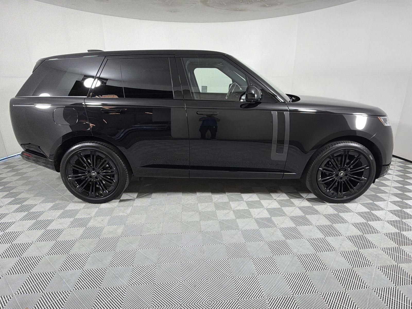 Certified 2025 Land Rover Range Rover SE image 6