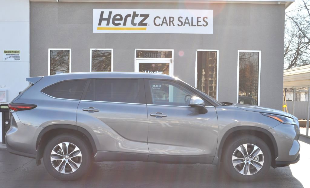 Used 2025 Toyota Highlander XLE image 4