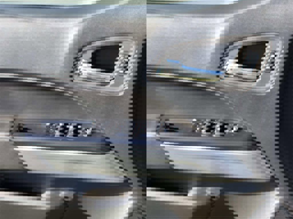 Used 2022 Chevrolet Colorado LT w/ Safety Package image 16