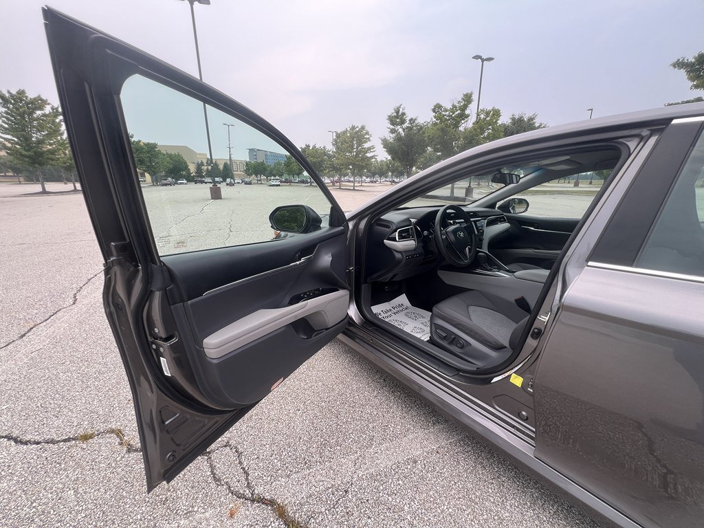 Used 2018 Toyota Camry LE FWD image 16