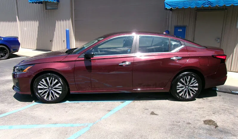 Used 2025 Nissan Altima 2.5 SV FWD image 4