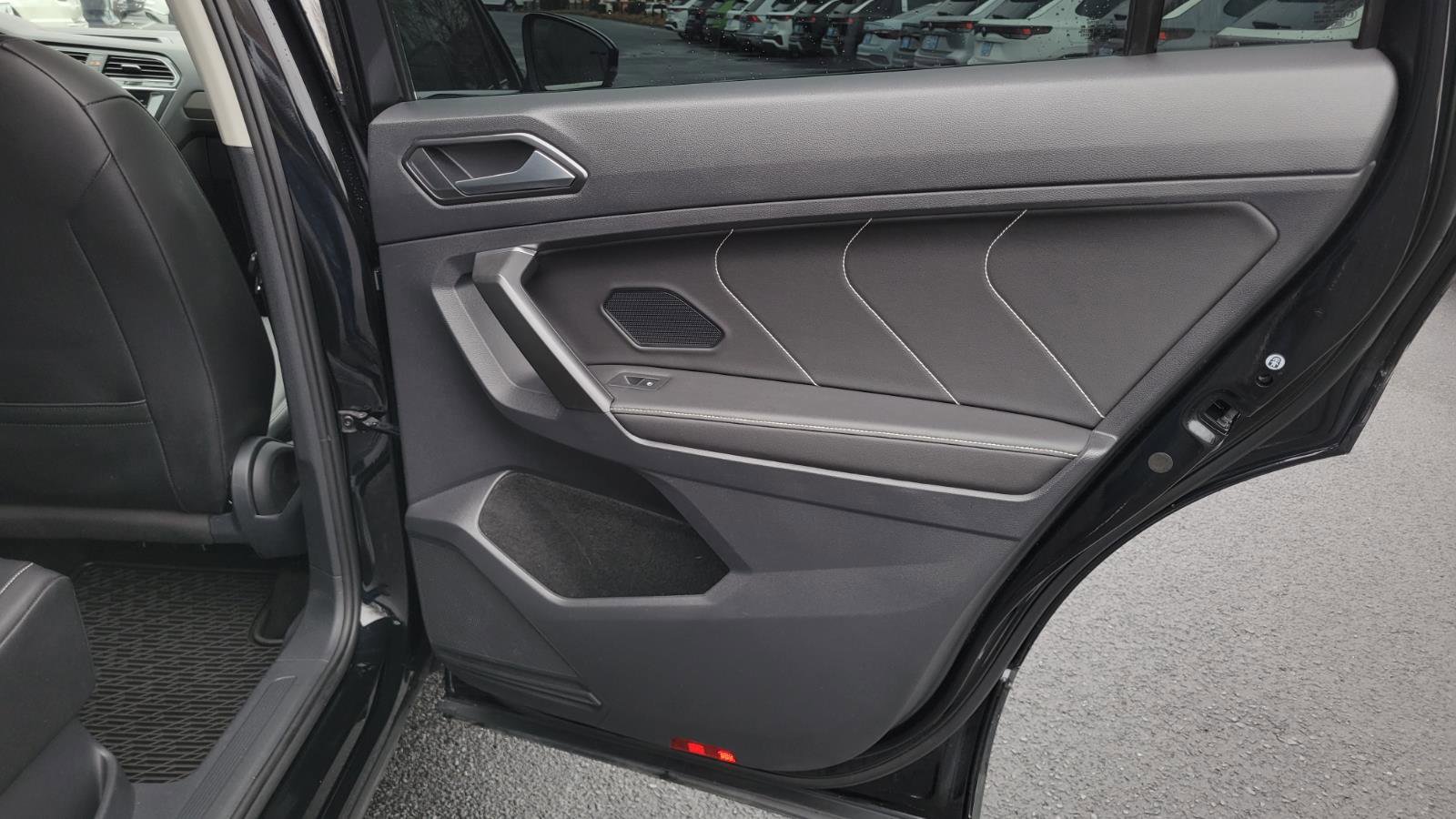 Used 2022 Volkswagen Tiguan SE w/ Panoramic Sunroof Package image 39