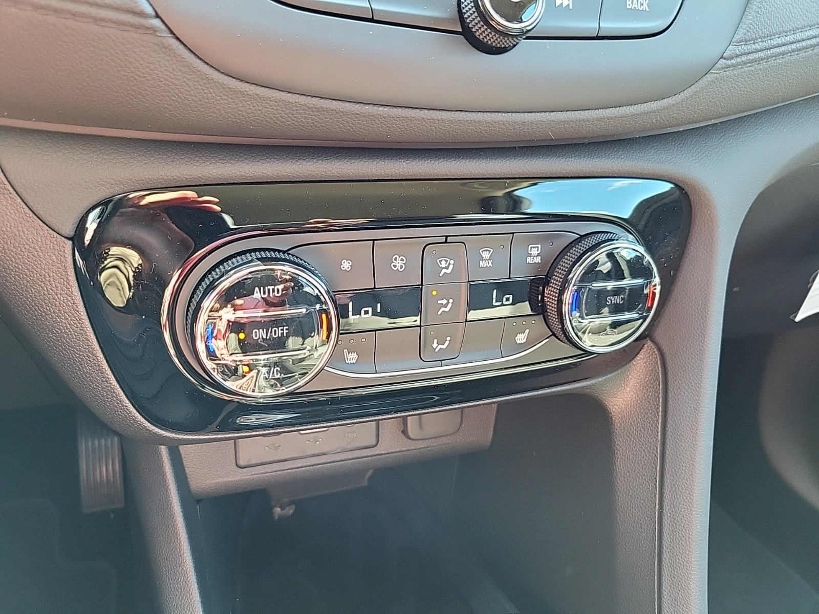 Used 2023 Buick Encore GX Select w/ Sport Touring Package FWD image 21