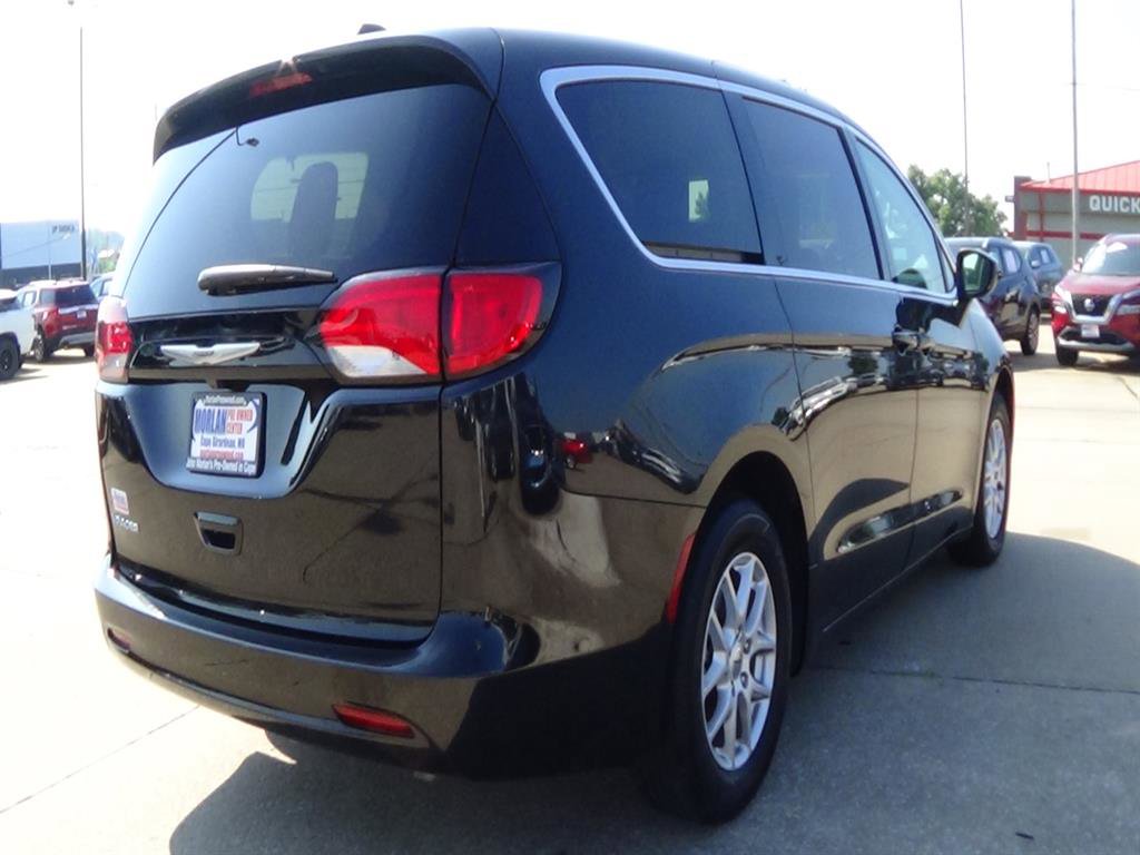 Used 2022 Chrysler Voyager LX image 6