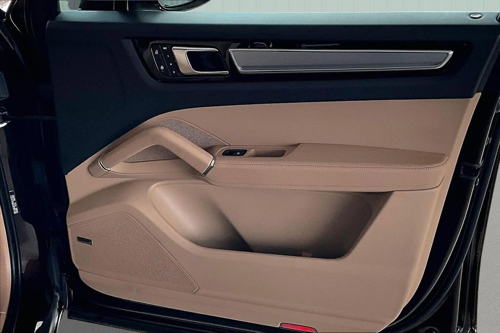 Used 2023 Porsche Cayenne S Platinum image 19