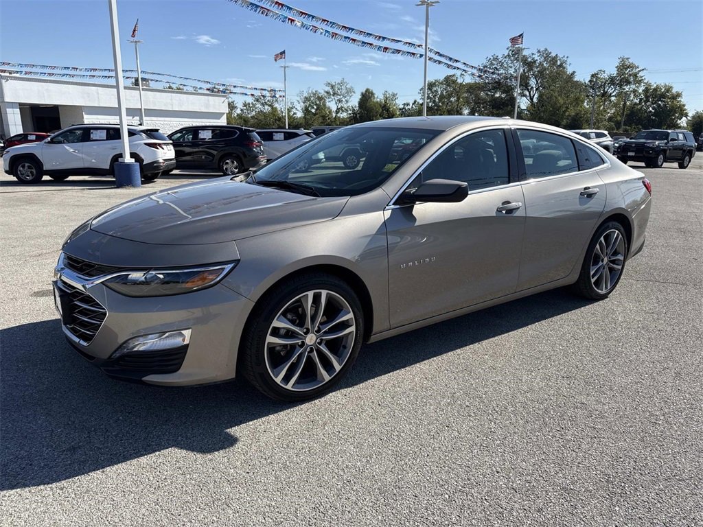 Used 2025 Chevrolet Malibu LT image 2