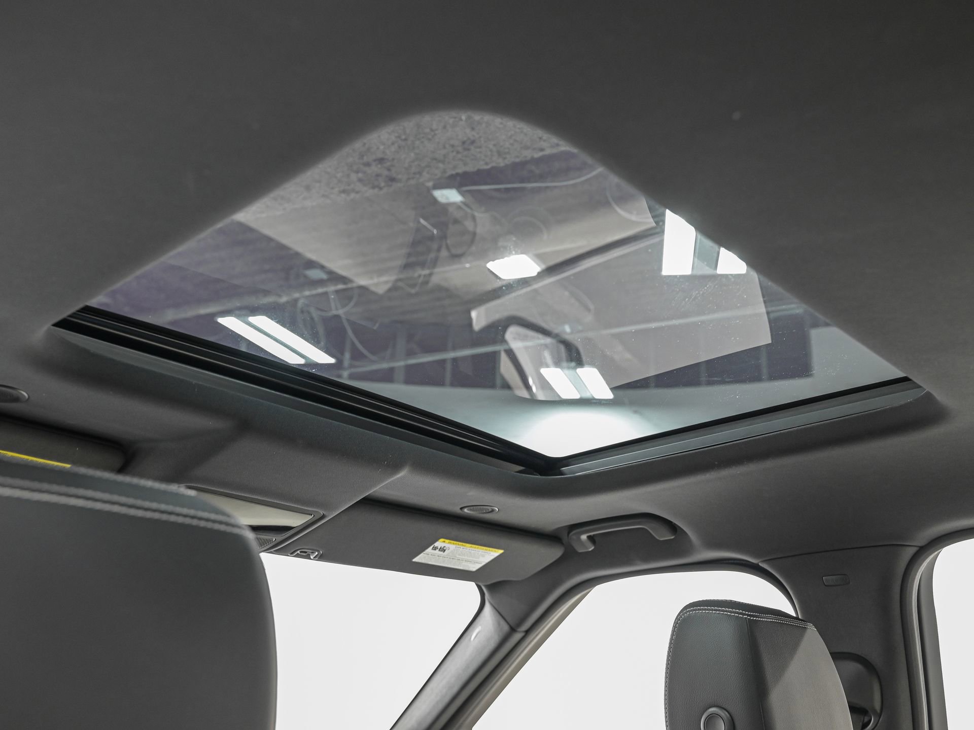 Used 2023 Land Rover Discovery S R-Dynamic image 25