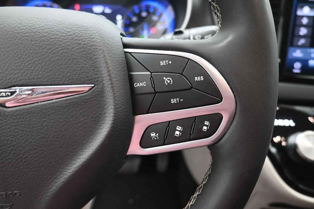 Used 2024 Chrysler Pacifica Touring-L FWD image 7