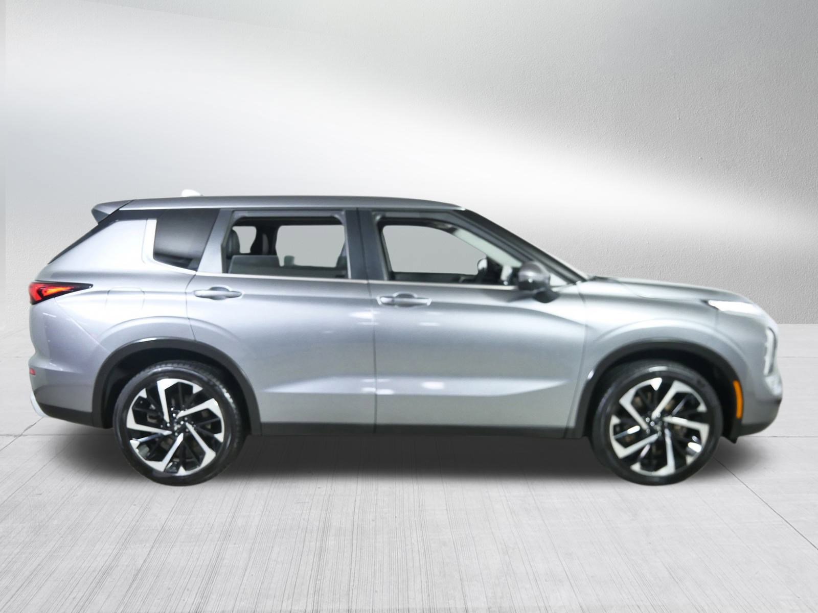 Used 2022 Mitsubishi Outlander SE image 8