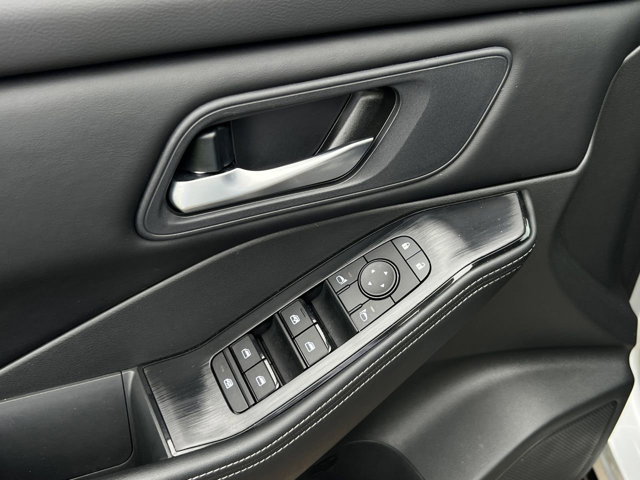Certified 2025 Nissan Rogue SV FWD image 20