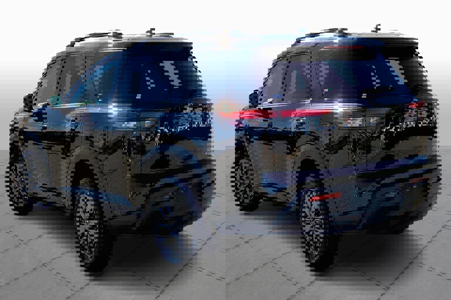 Used 2025 Nissan Pathfinder SV image 10