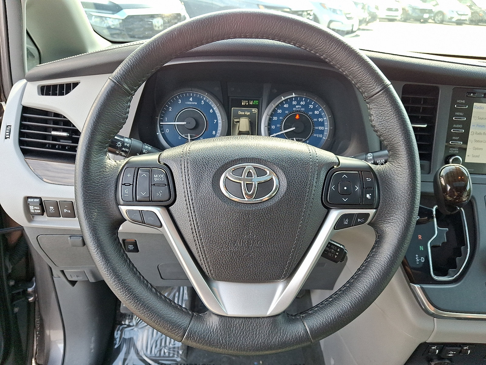 Used 2018 Toyota Sienna XLE w/ XLE Navigation Package FWD image 21