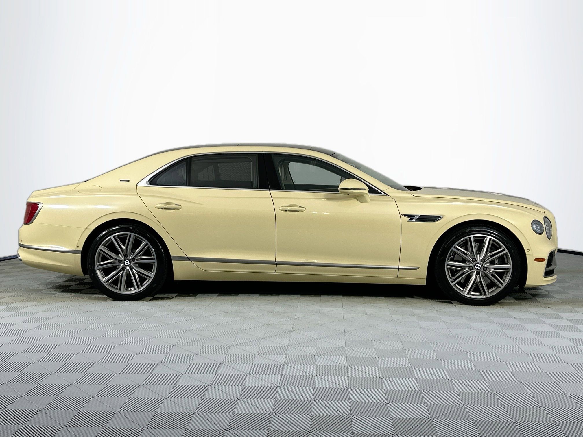 Used 2023 Bentley Flying Spur Plug-In Hybrid image 5