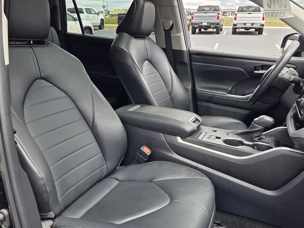 Used 2022 Toyota Highlander XLE FWD image 15