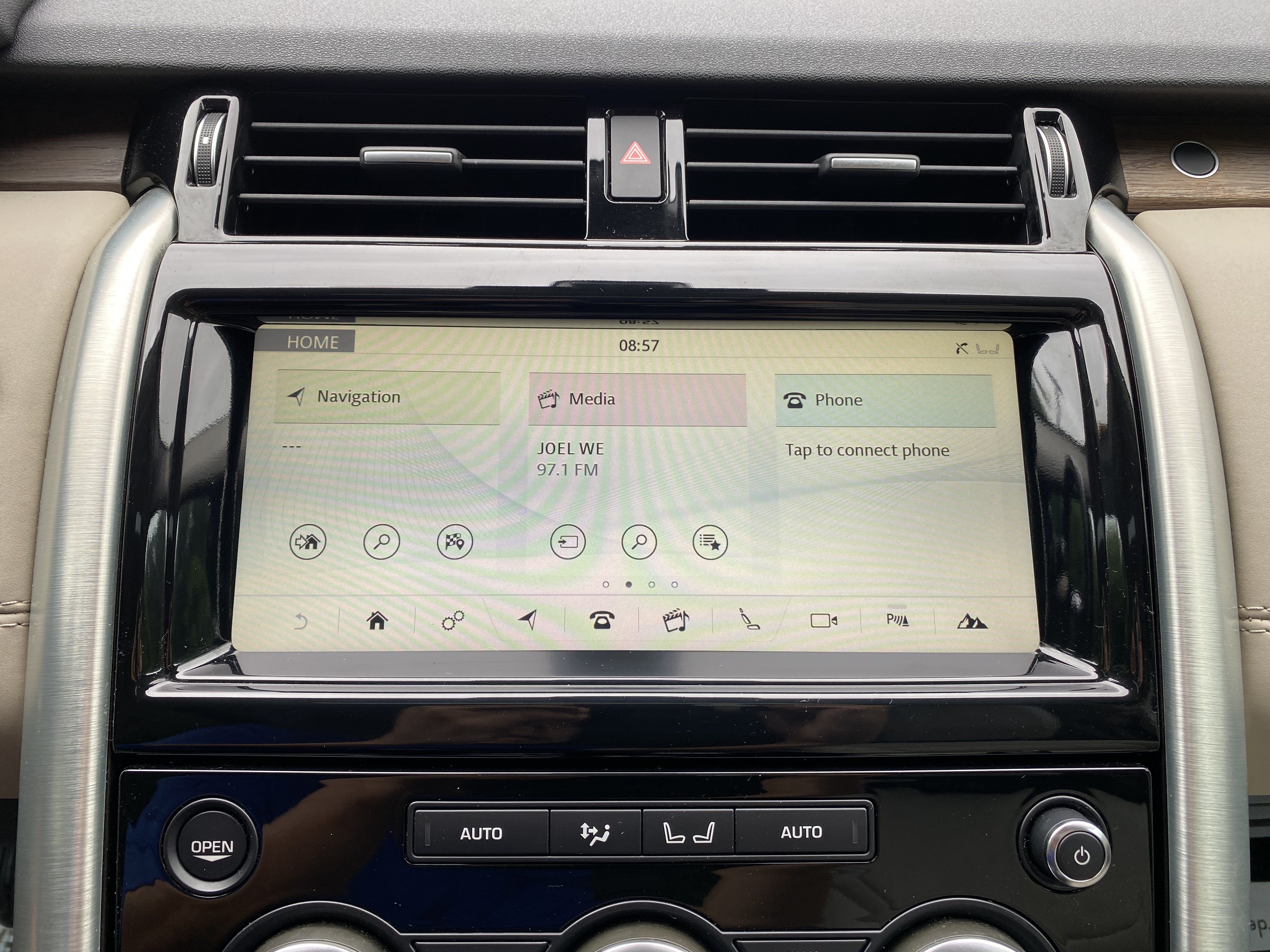 Used 2018 Land Rover Discovery HSE AWD/4WD image 24