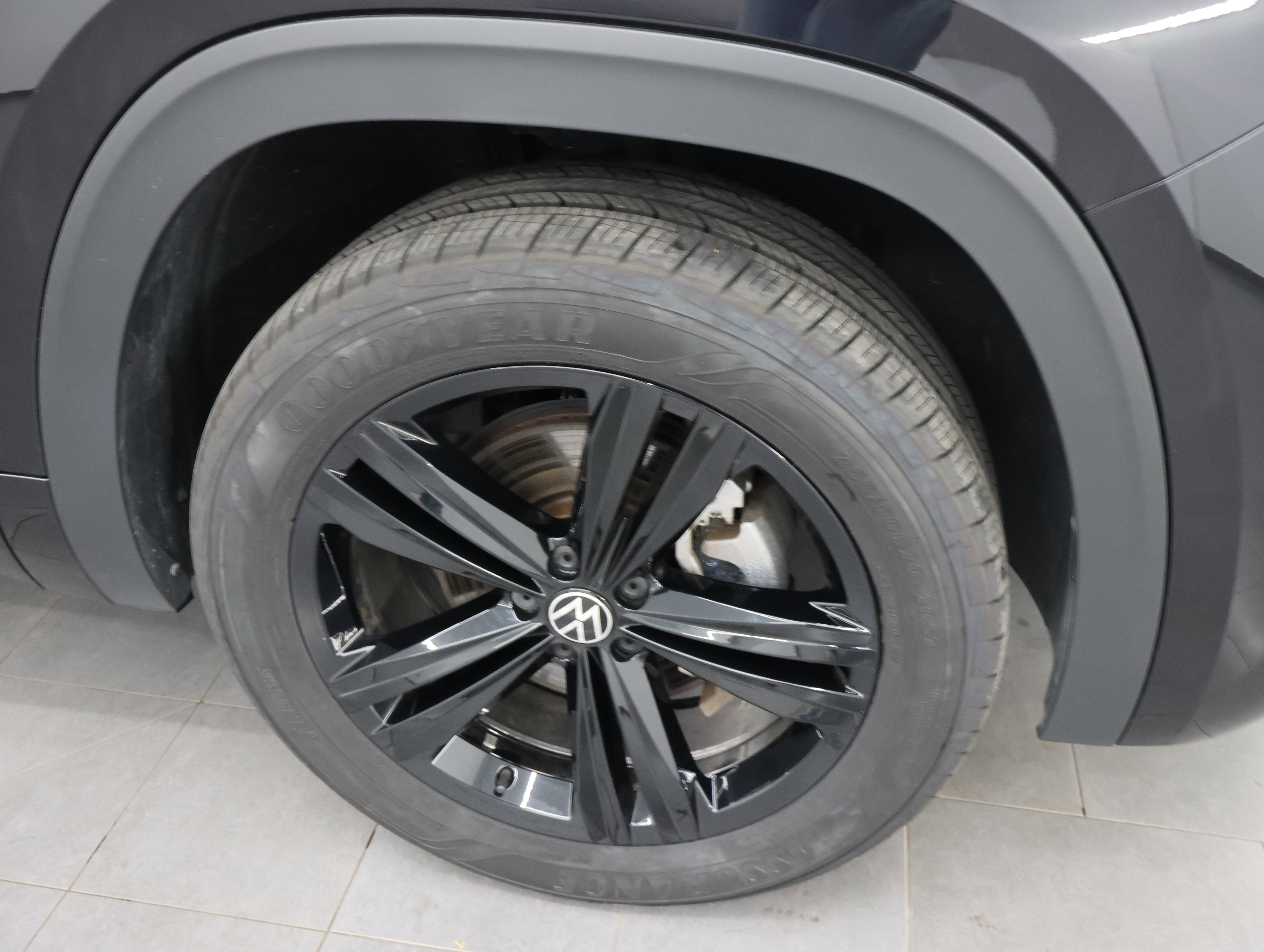 Used 2023 Volkswagen Atlas Cross Sport SEL R-Line AWD/4WD image 3